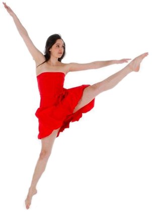 Tänzerin springt mit hochgestrecktem Bein.