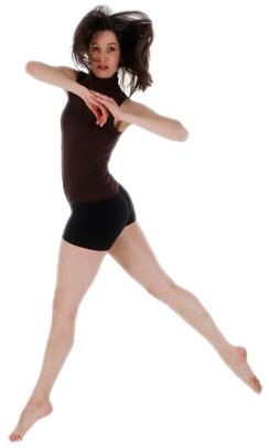 Tänzerin springt aufrecht mit wehenden Haaren.